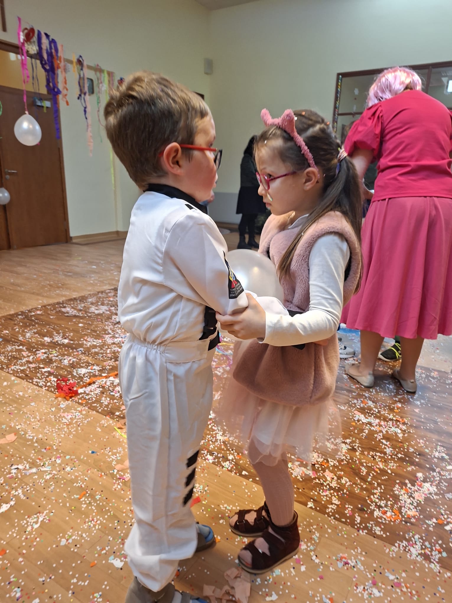 Uczniowie tańczą trzymając balon