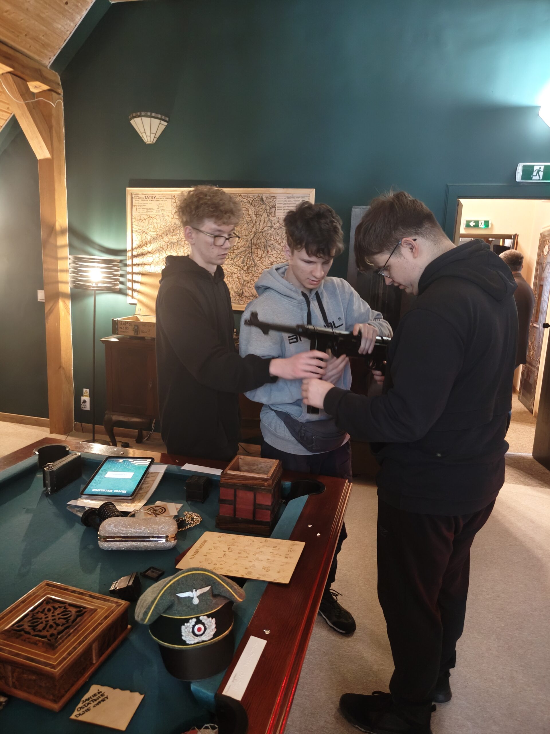 Uczniowie trzymają karabin