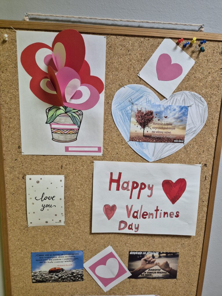 Tablica korkowa w grupie 2 ozdobiona ozdobami walentynkowymi