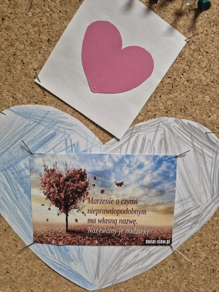 Kartka z napisem "marzenie o czymś nieprawdopodobnym ma własną nazwę, nazywamy ją nadzieją.