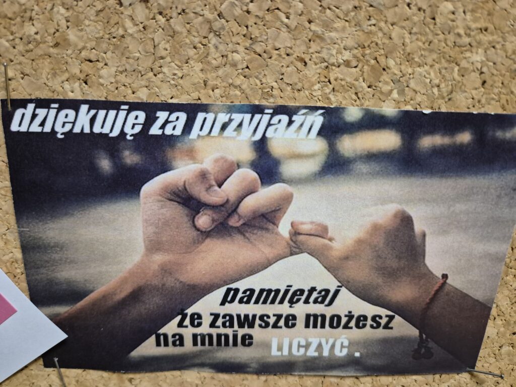 Kartka z napisem dziękuję za przyjaźń, pamiętaj, że zawsze możesz na mnie liczyć