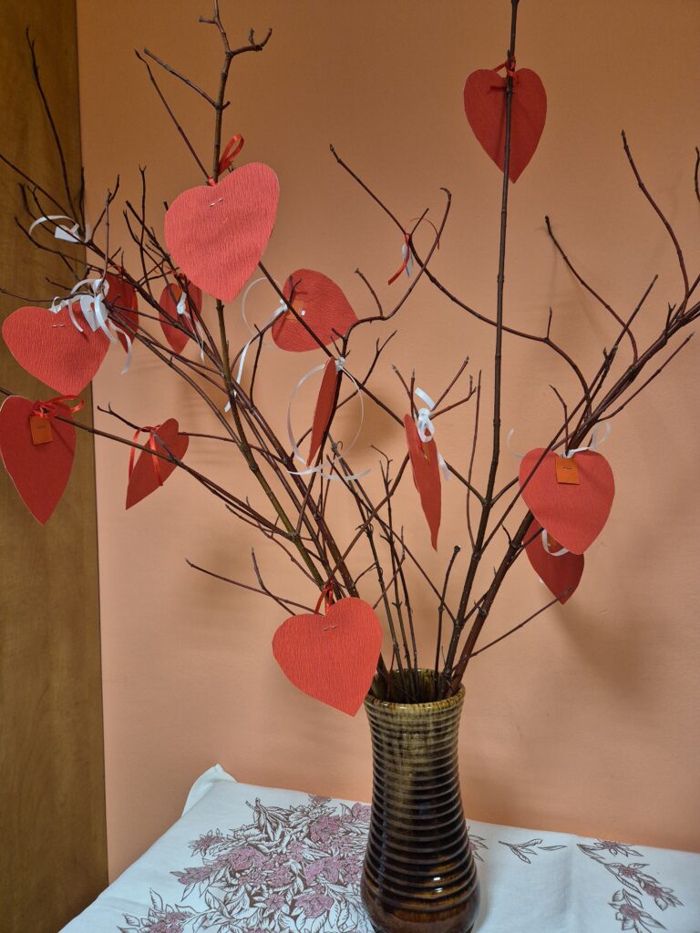 Drzewo miłości powstałe z dużych gałęzi na których zawieszone zostały czerwone serduszka - duze i małe.