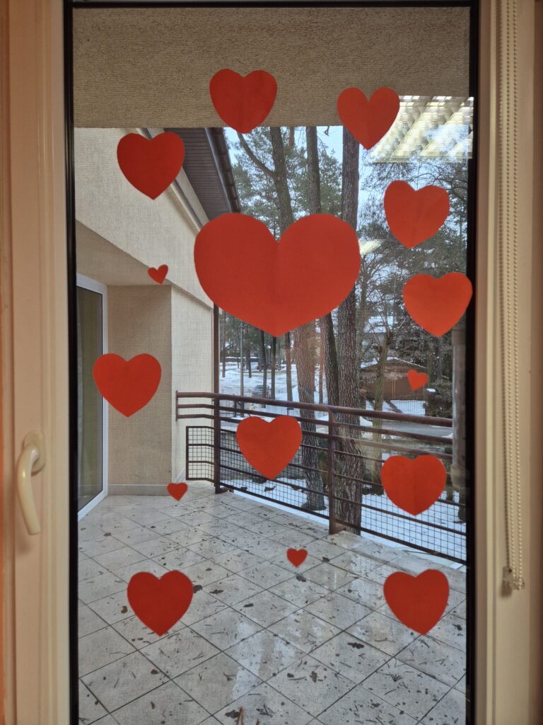 Okno w grupie VI ozdobione sercami różnej wielkości