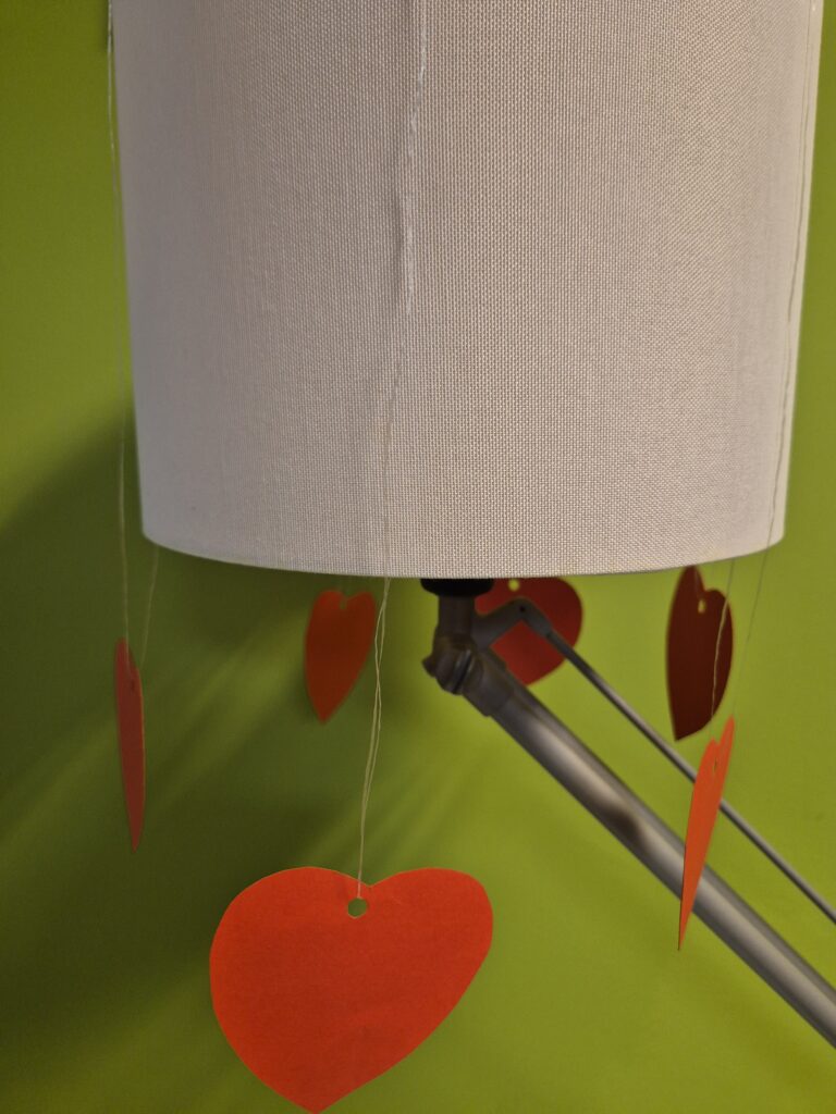Czerwone serduszka zawieszone na lampie w gr. 5