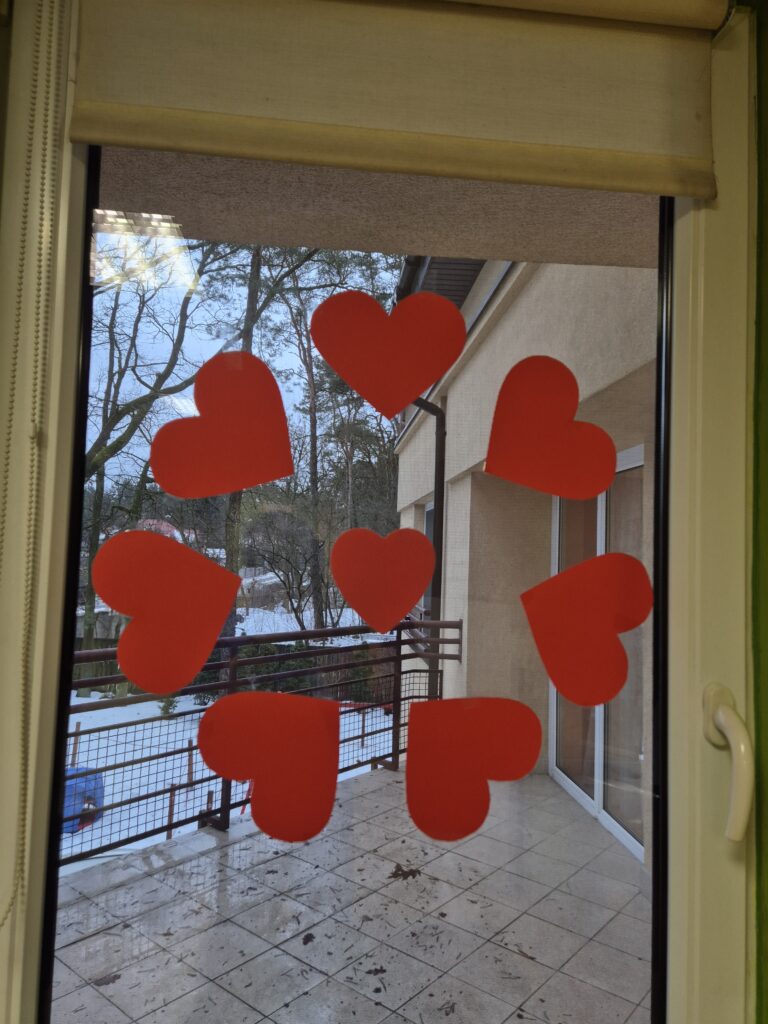 Czerwone serca na oknie w gr. 5