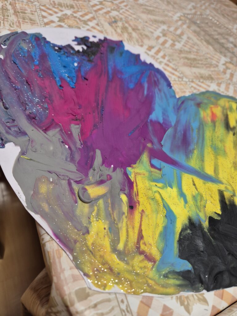 Duże serce wyklejone plastelinami