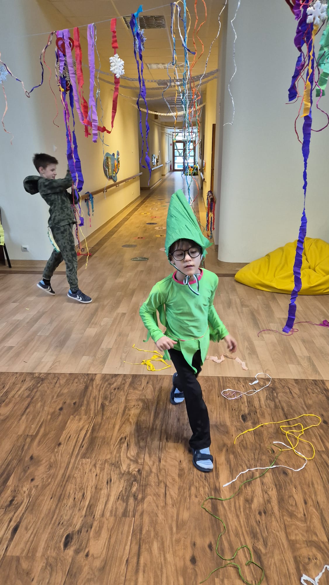 dwóch chłopców na parkiecie