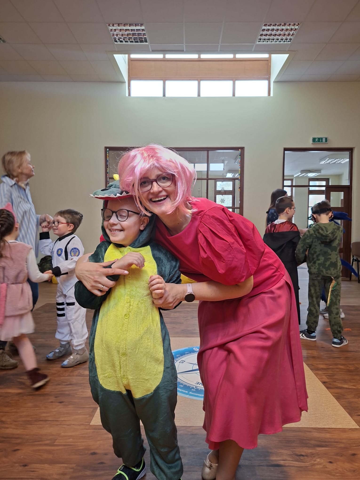 chłopiec pozuje do zdjęcia