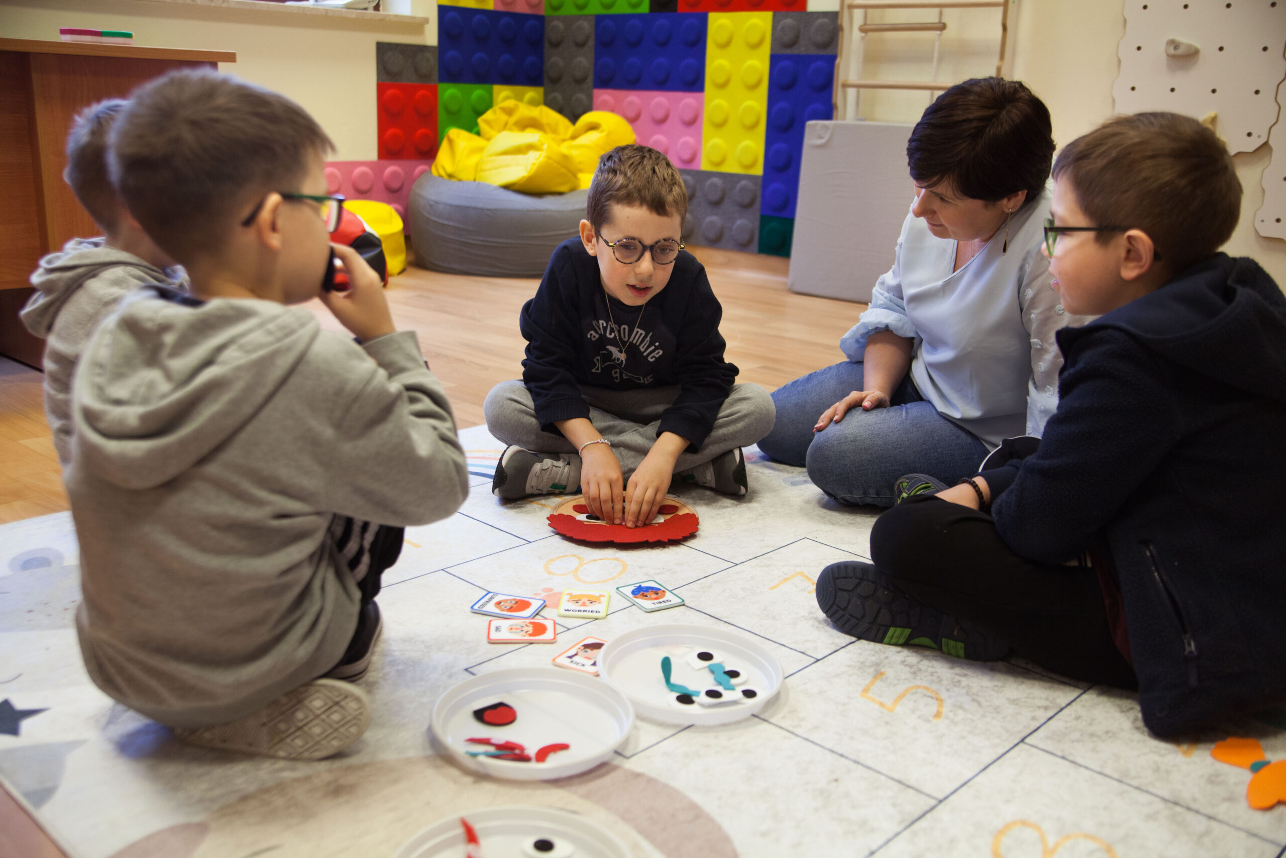 Uczniowie szkoły podstawowej w trakcie lekcji