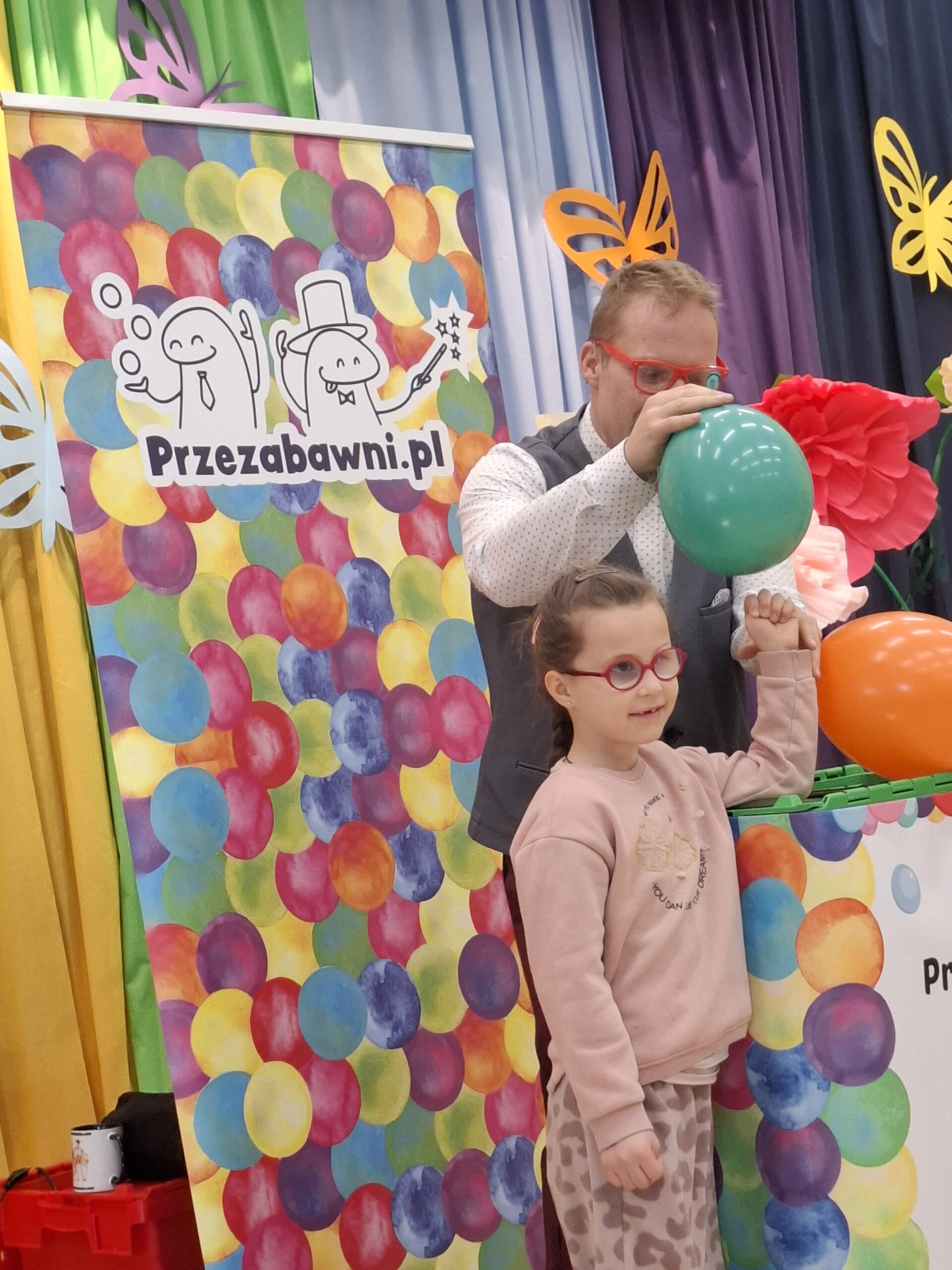 Dziewczynka dotyka pompowanego przez pana balona