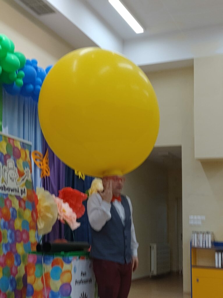 Pan ma na głowie bardzo duży balon
