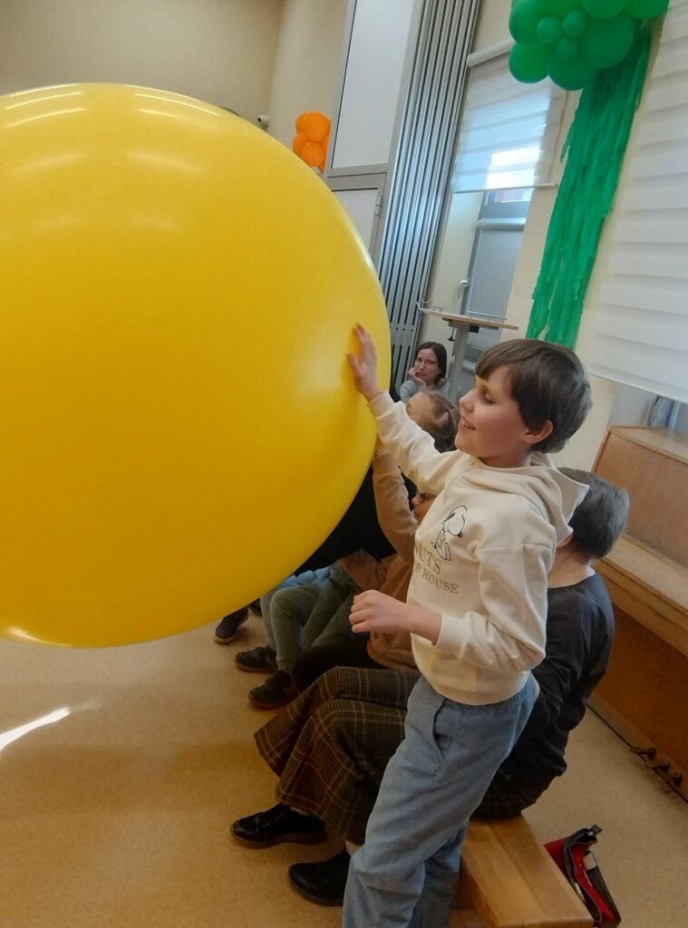 Chłopiec dotyka ogromnego balona