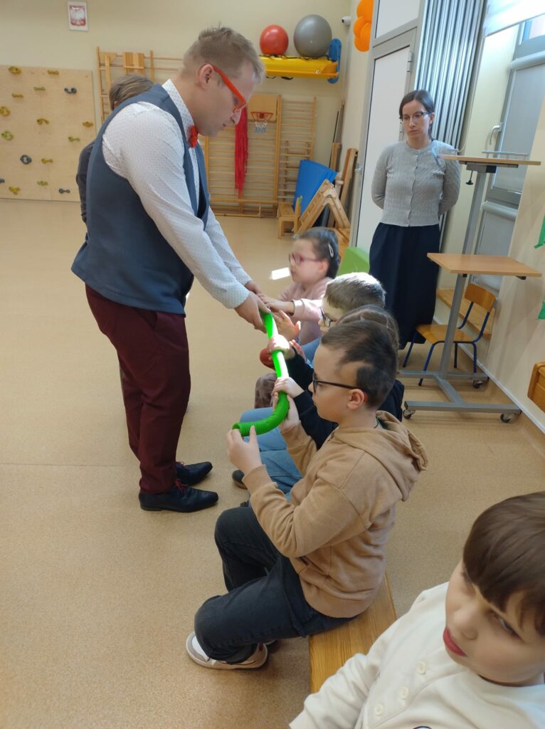 Dzieci oglądają rozciągliwą rurkę