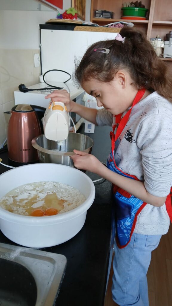 Dziewczynka miksuje ciasto na gofry