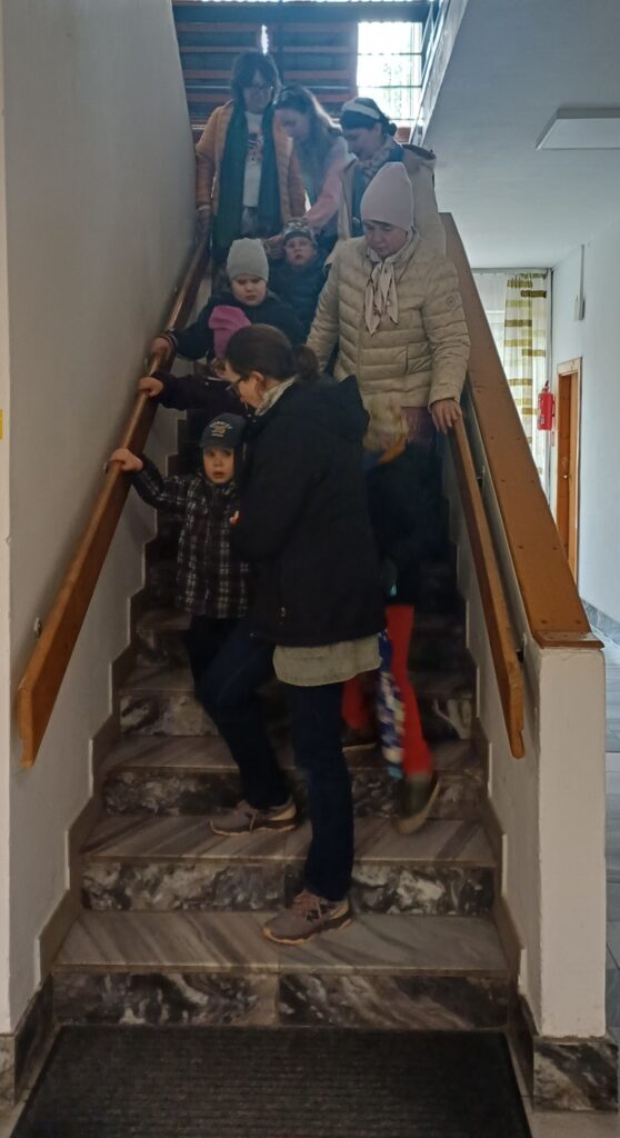 Dzieci z Paniami na scodach