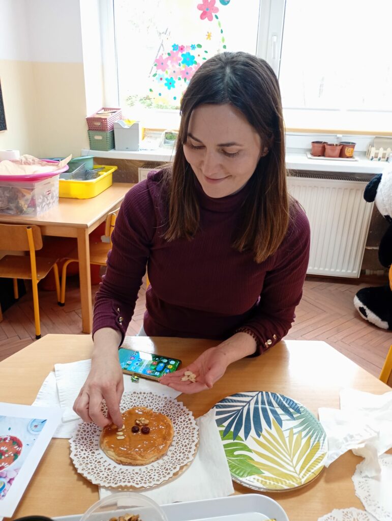 Mama ozdabia mazurek.