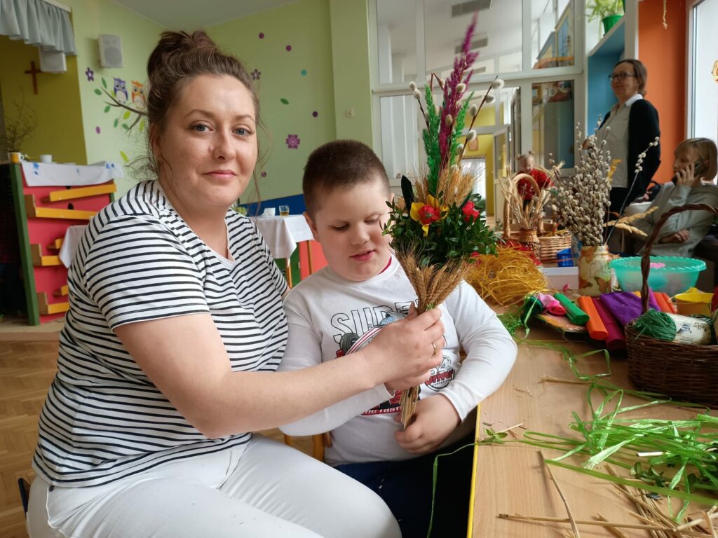 Chłopiec z palmą i mamą.