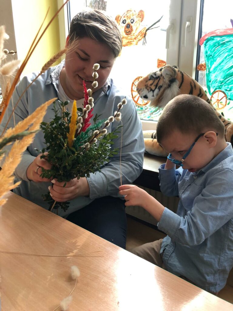 Chłopiec z mamą robią palmę.