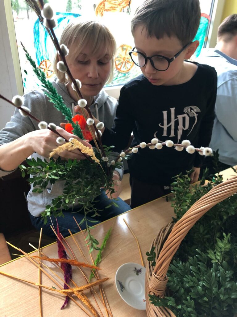 Chłopiec z palmą i mamą.