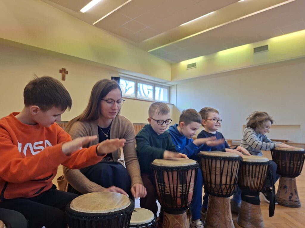 Chłopcy grają na bębnach