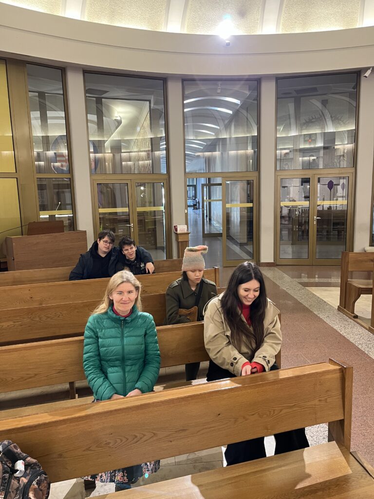 
Treść wiadomości Gemini
Maturzyści wraz z opiekunami uczestniczą w Mszy Świętej w Sanktuarium Miłosierdzia Bożego, modląc się w skupieniu o pomyślne zdanie egzaminów oraz mądre wybory na nowym etapie życia.