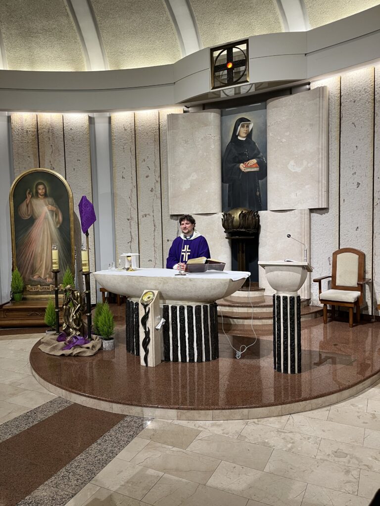 Msza Święta w Sanktuarium Miłosierdzia Bożego, której przewodniczył ksiądz  była centralnym punktem duchowym pielgrzymki, dającym maturzystom okazję do modlitwy o pomyślne egzaminy.