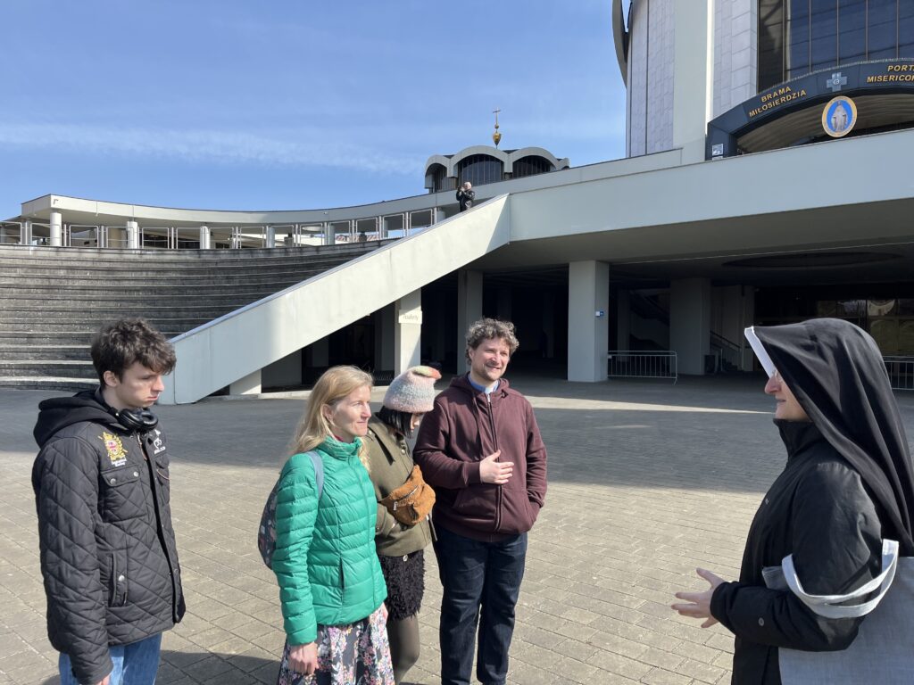 Po zakończeniu liturgii w Łagiewnikach, siostra ze Zgromadzenia Sióstr Matki Bożej Miłosierdzia przybliżyła maturzystom i ich opiekunom historię kultu oraz postać św. siostry Faustyny Kowalskiej.