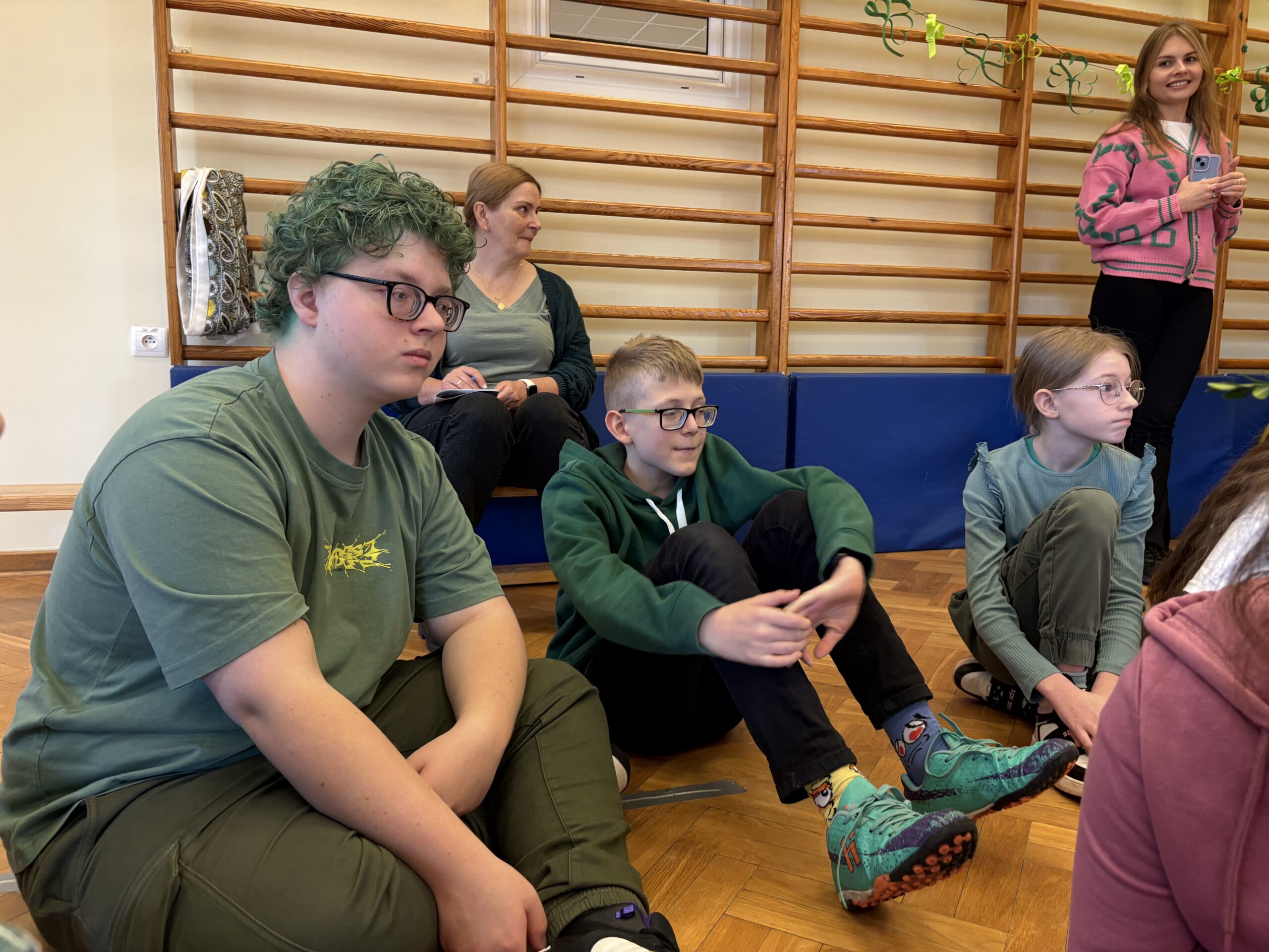 Grupka uczniów podczas quizu