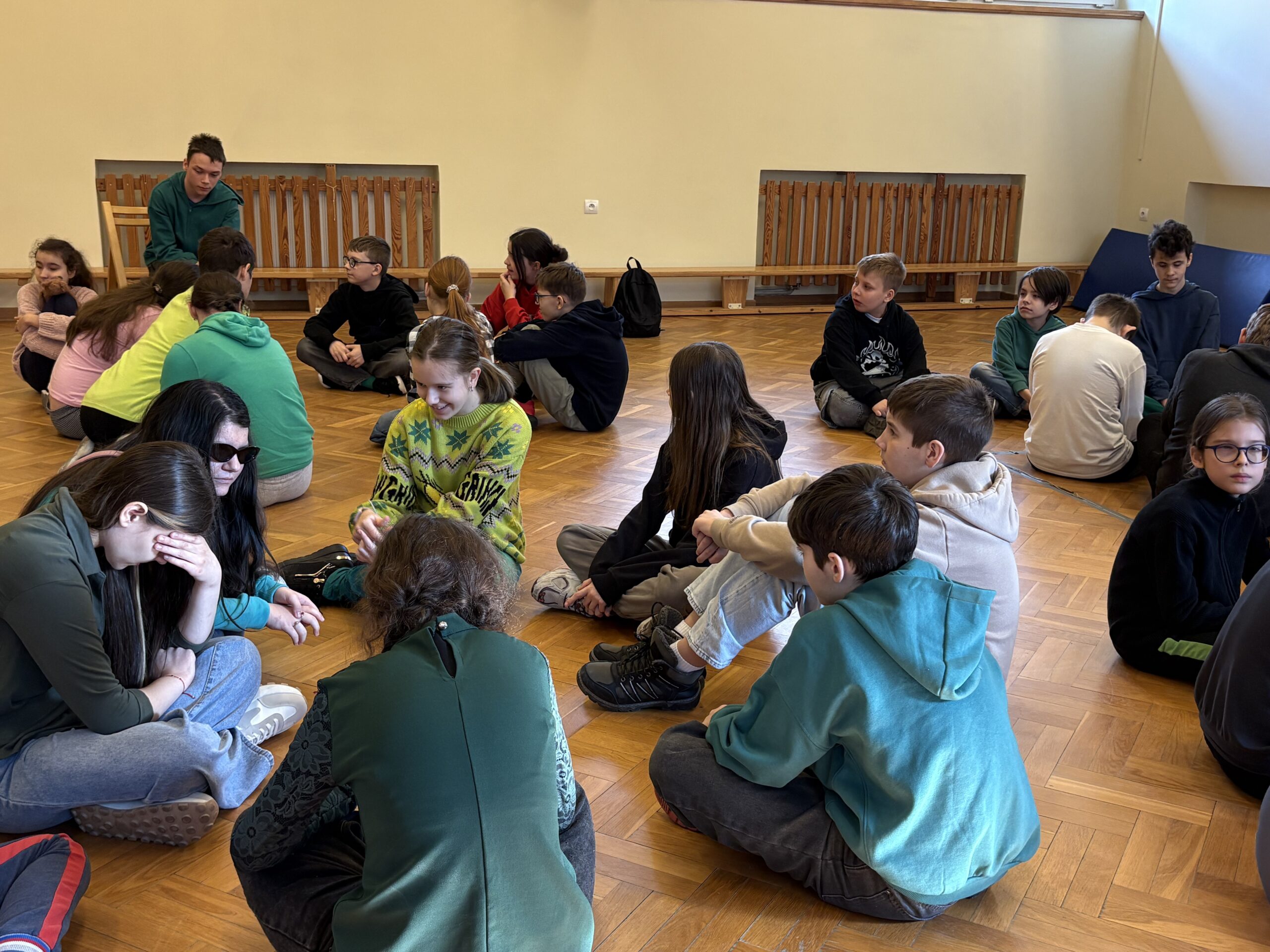 Uczniowie w sali gimnastycznej