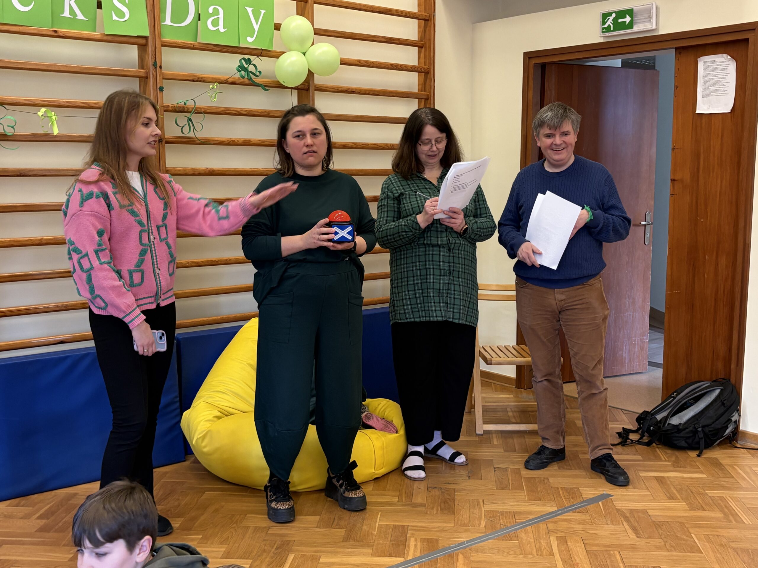 Czterech nauczycieli podczas quizu