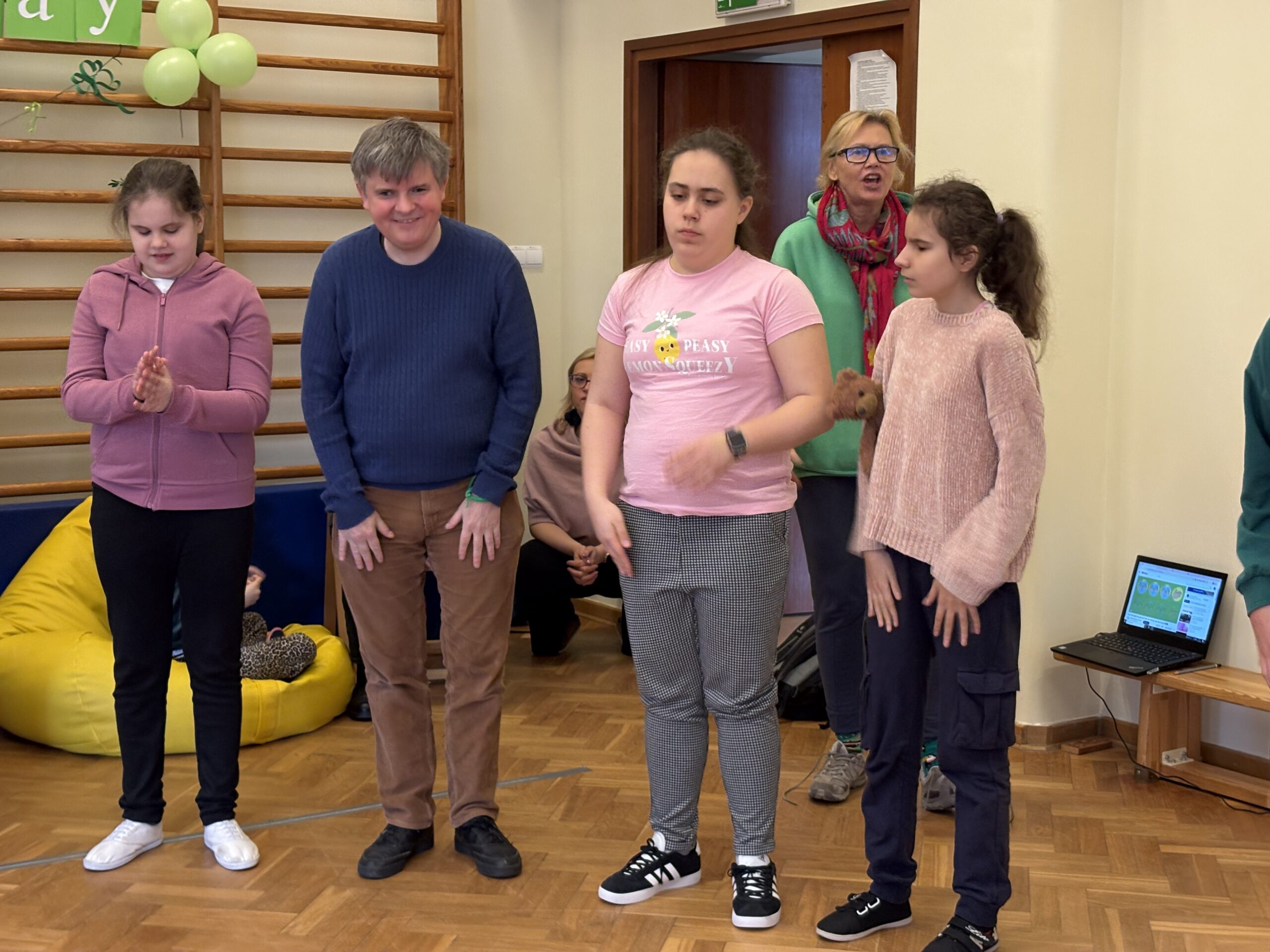 Nauczyciele i uczennice podczas zabawy