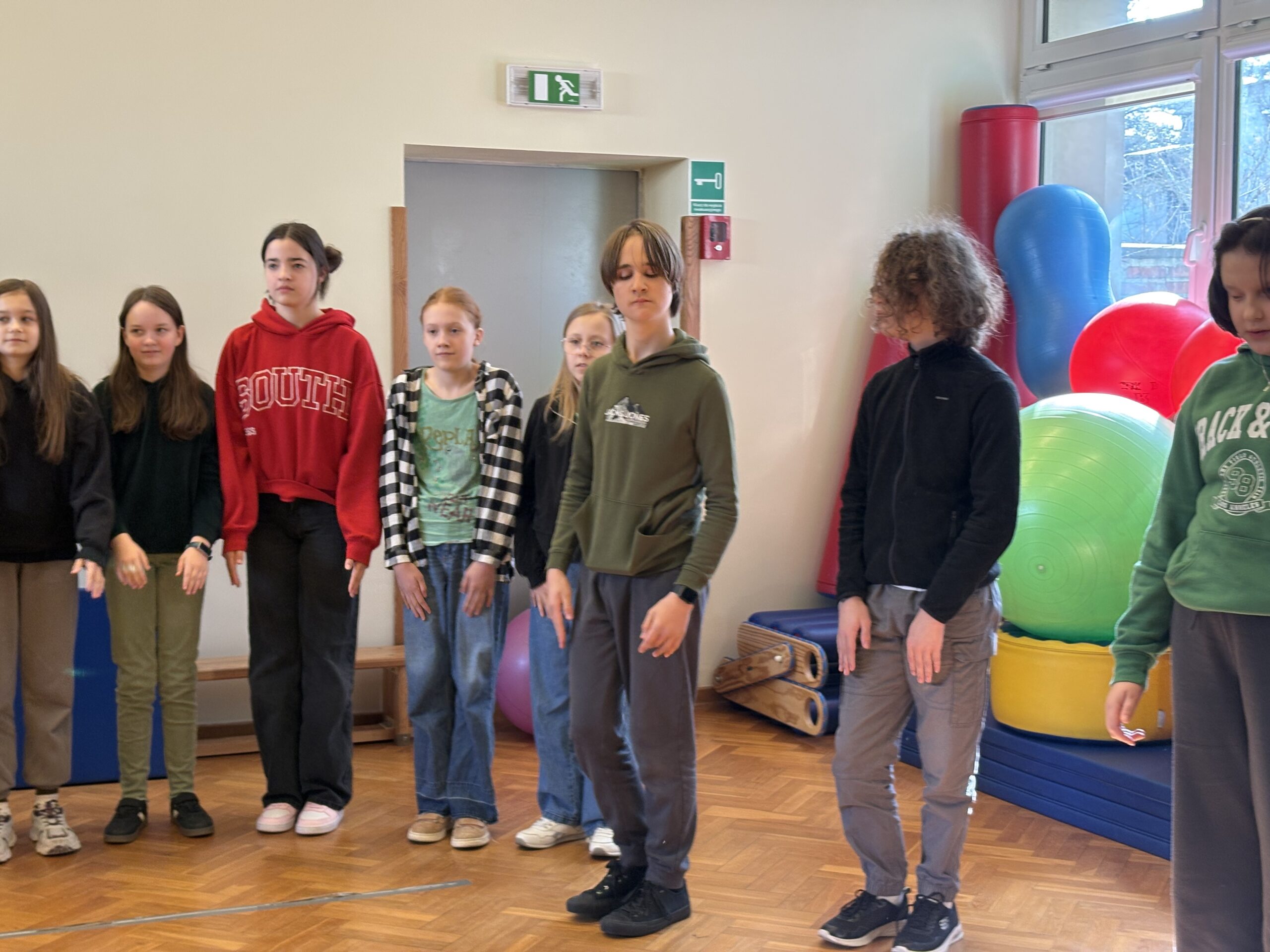 Uczniowie z różnych klas podczas tańca