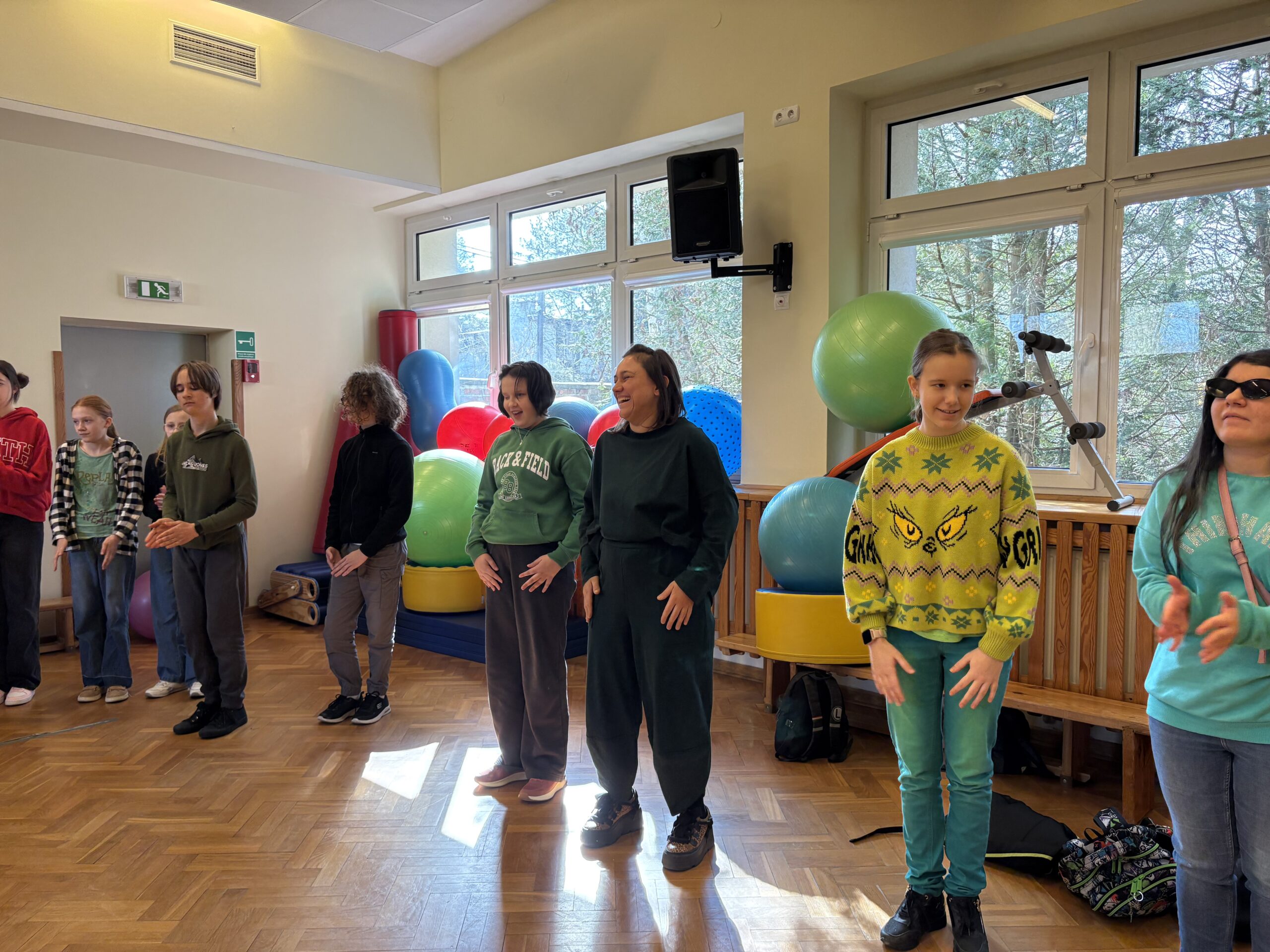 Uczniowie i nauczyciele podczas zabawy