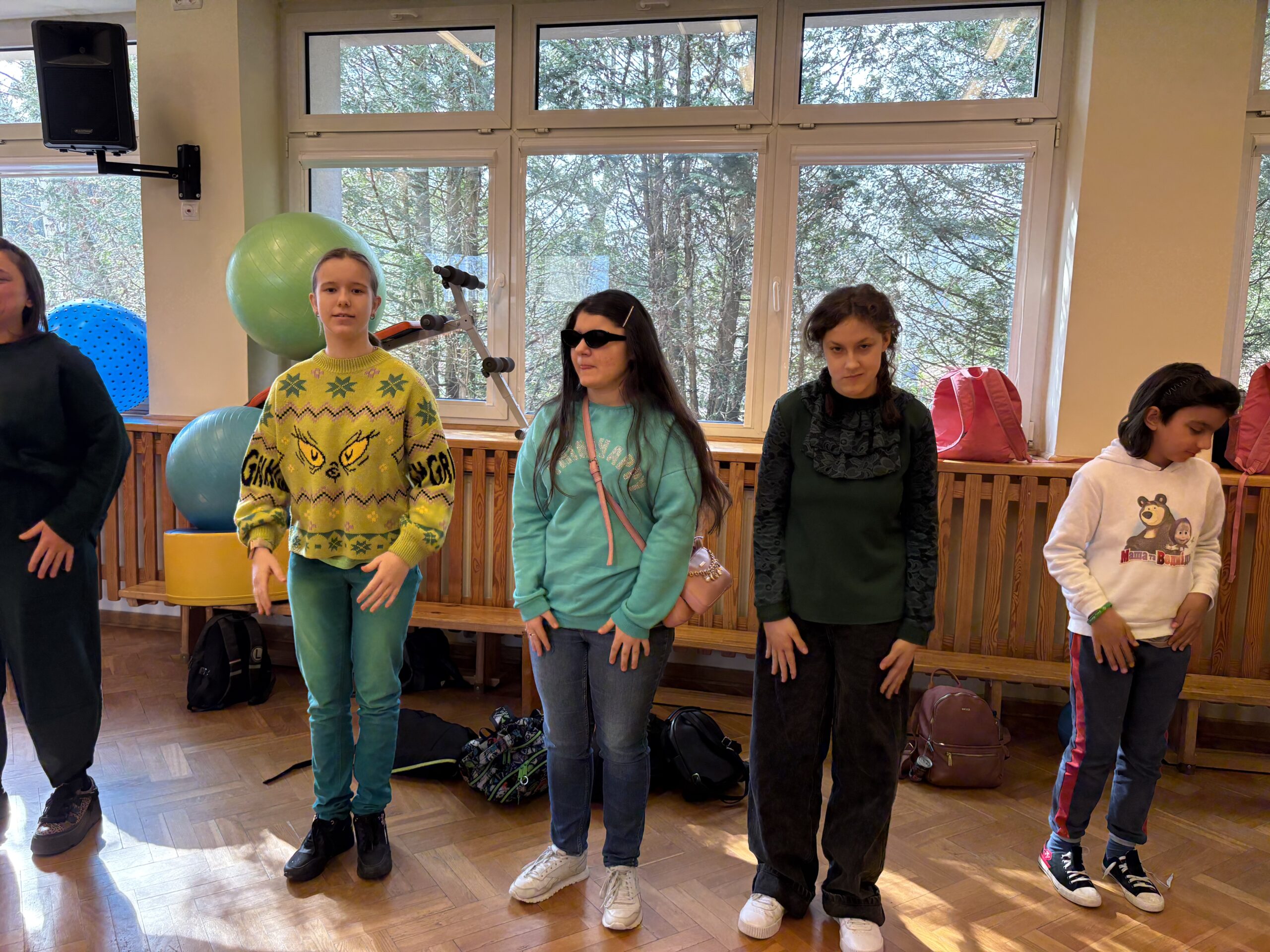 Uczniowie podczas zabawy ruchowej