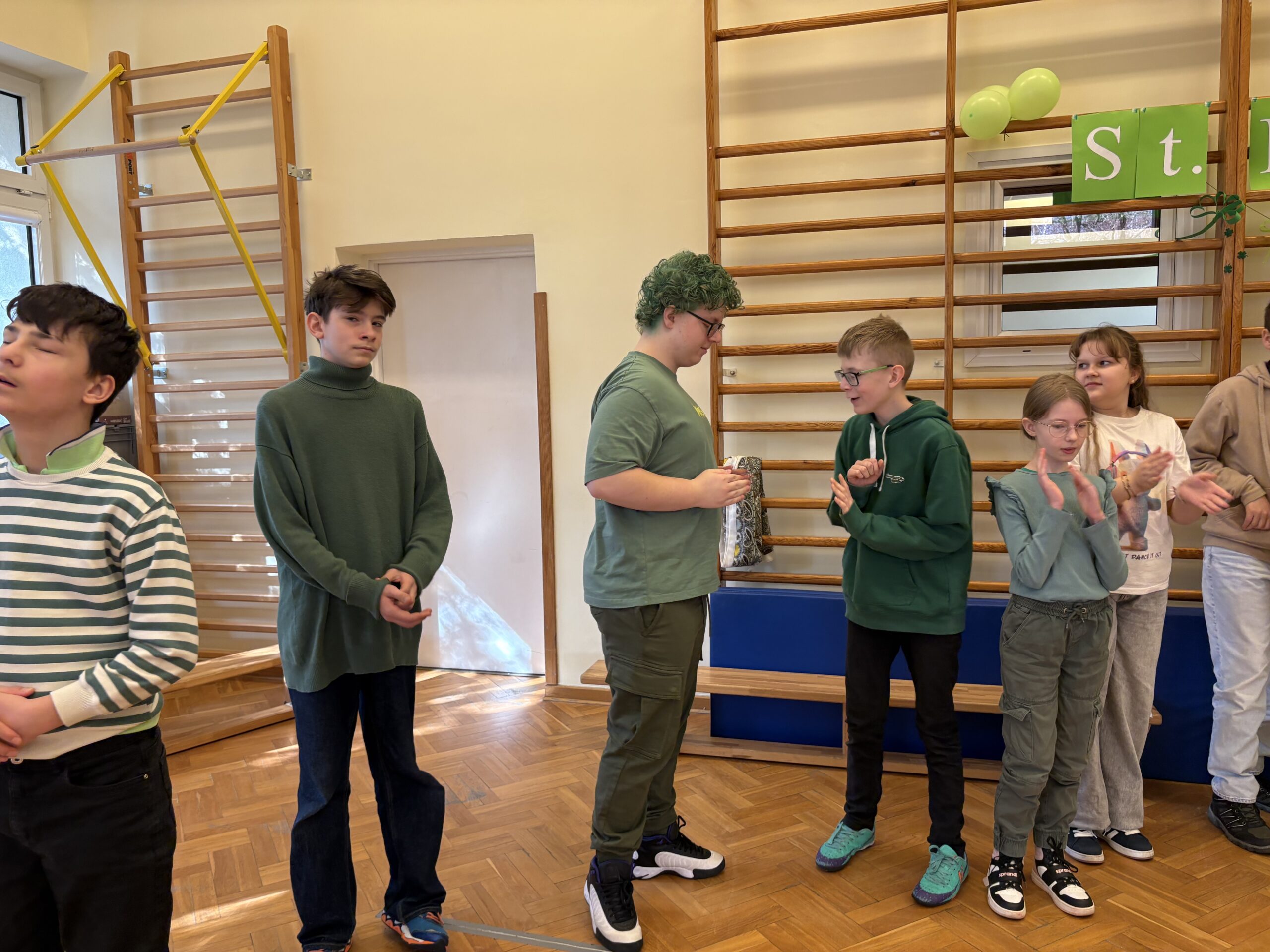 Uczniowie podczas zabawy ruchowej