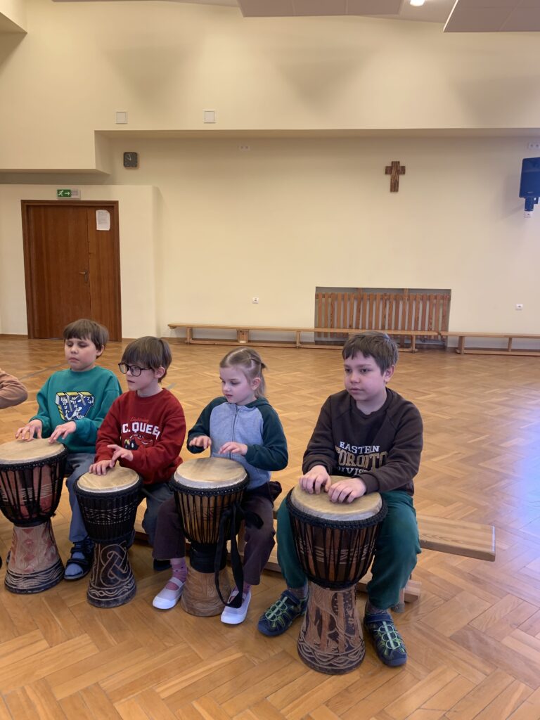 4 uczniów podczas gry