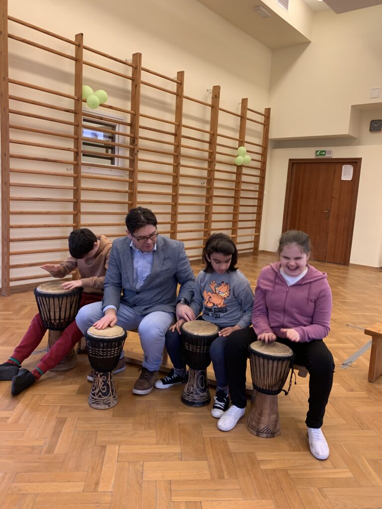 Klasa 4 z nauczycielem podczas zajęć