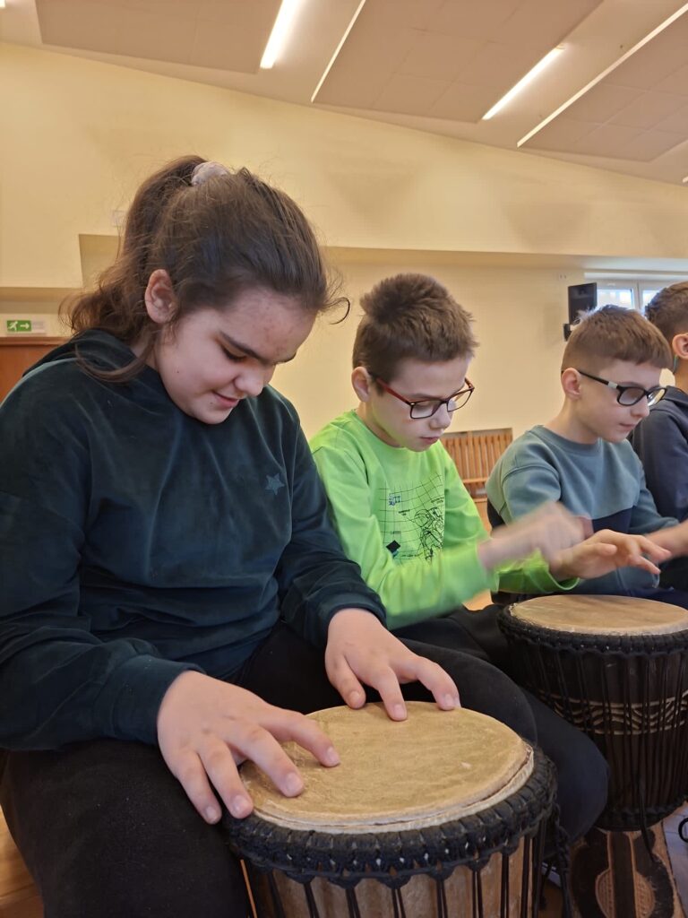 Uczennica i uczeń podczas gry