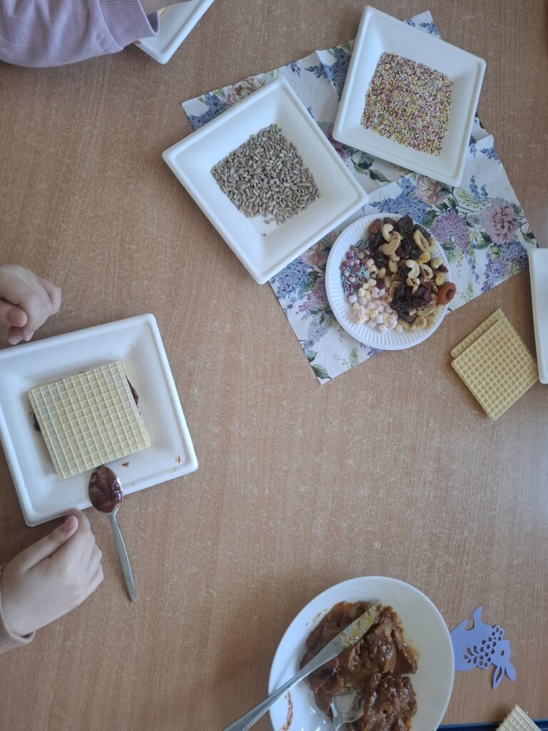 Mazurek z wafli oraz talerzyki z bakaliami