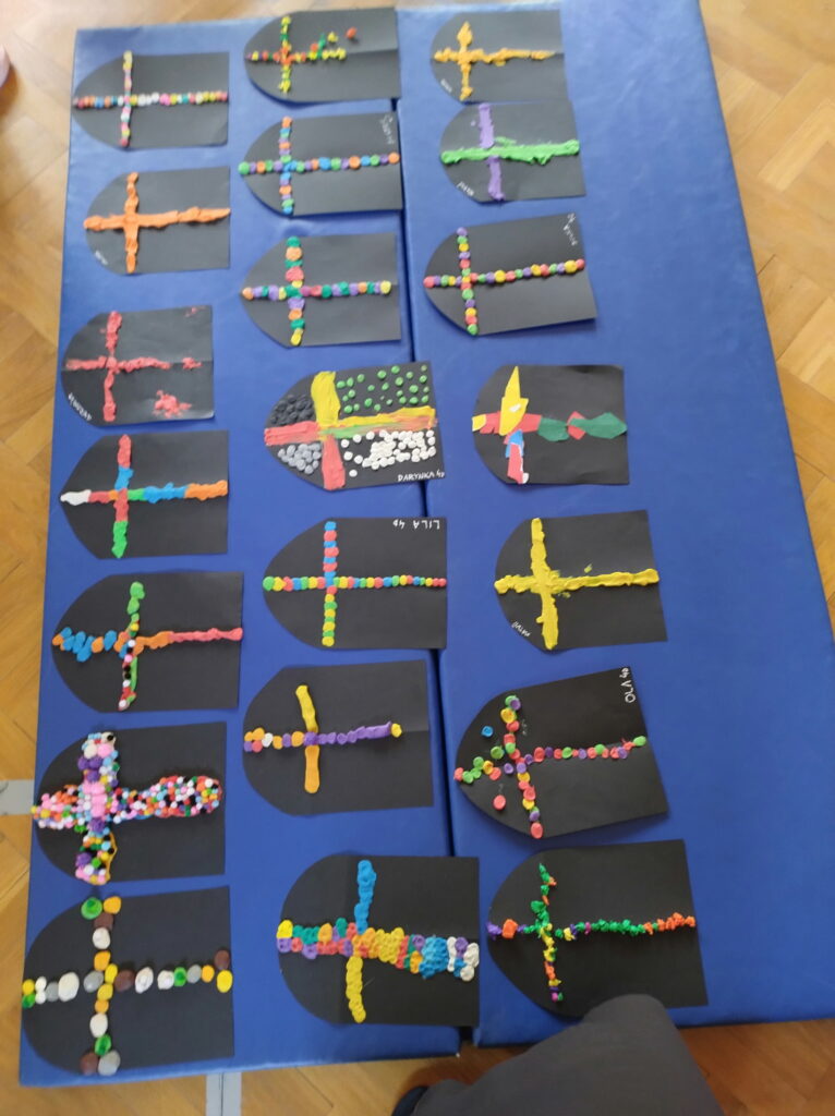 Modele okien z krzyżami - prace wykonane przez najmłodszych uczniów