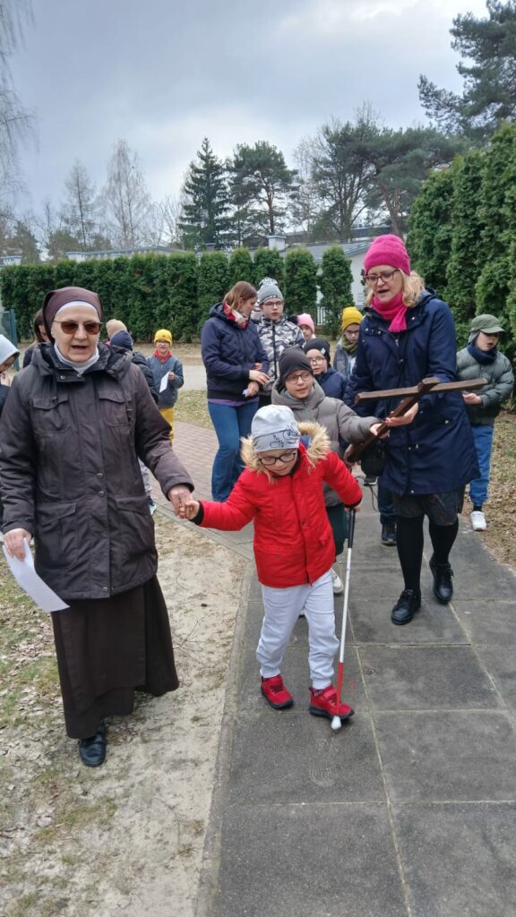 Siostra, uczniowie i nauczycielki