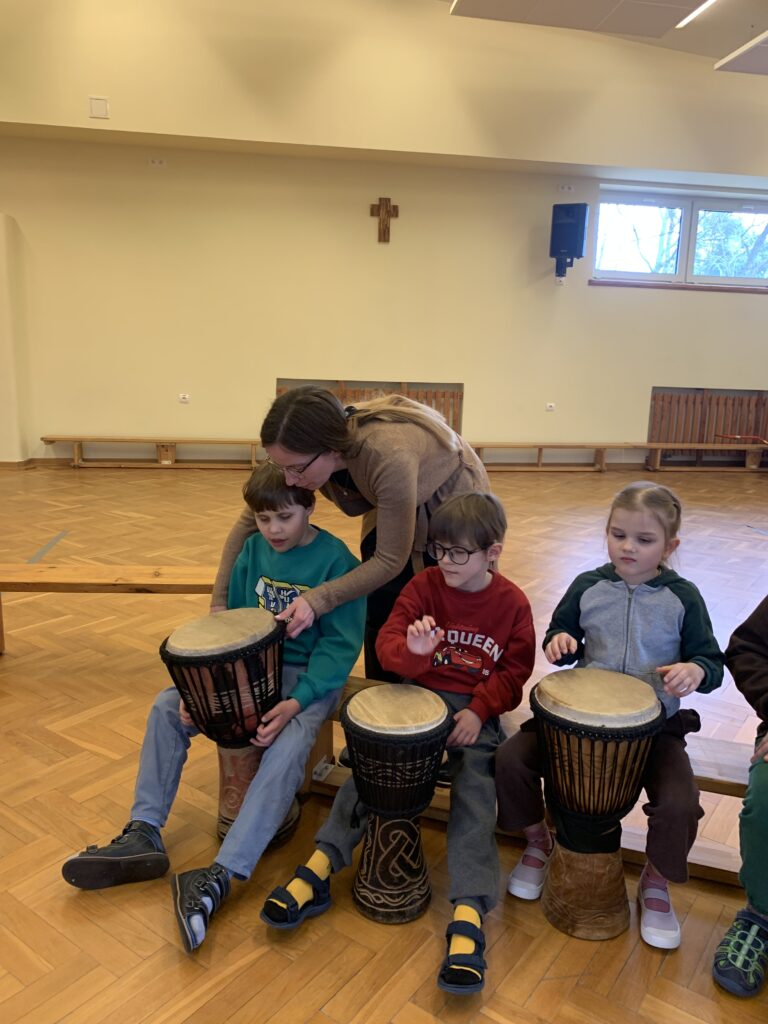 Uczniowie oglądają bębny i przygotowują się do gry