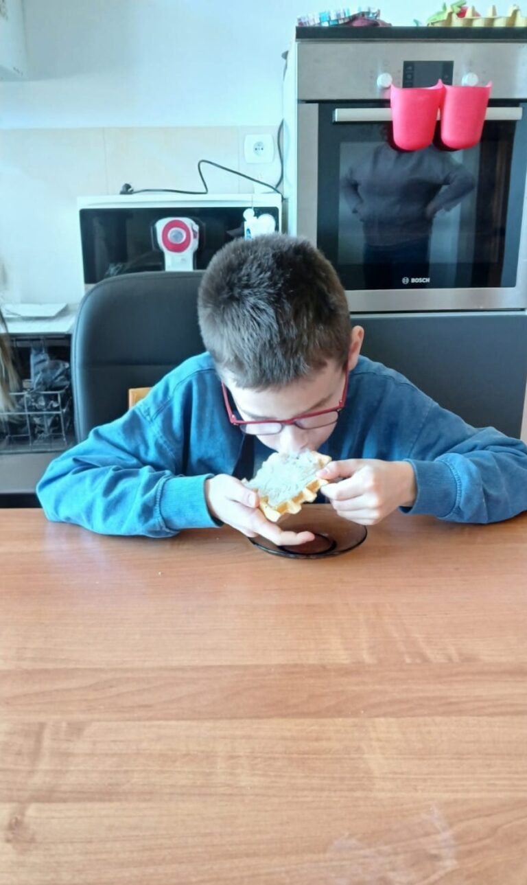 Uczeń jedzący gofry