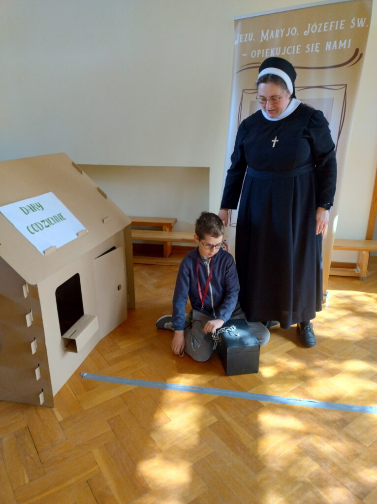 Uczeń trzyma metalową skrzynkę