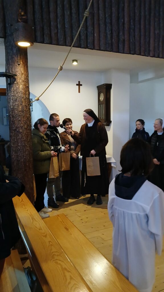 Uczniowie dziękują prowadzącym za rekolekcje