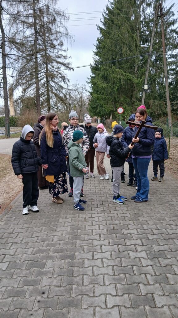 Uczniowie podczas drogi krzyżowej