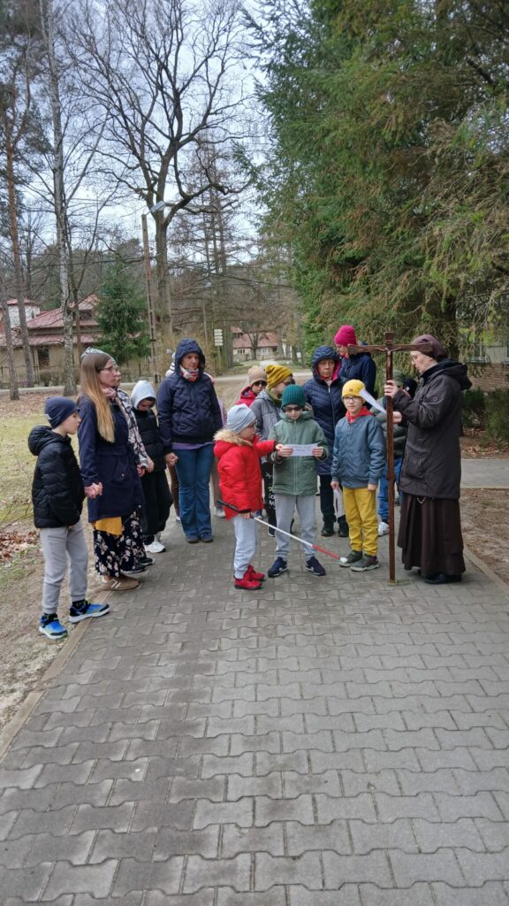 Uczniowie podczas jednej ze stacji drogi krzyżowej