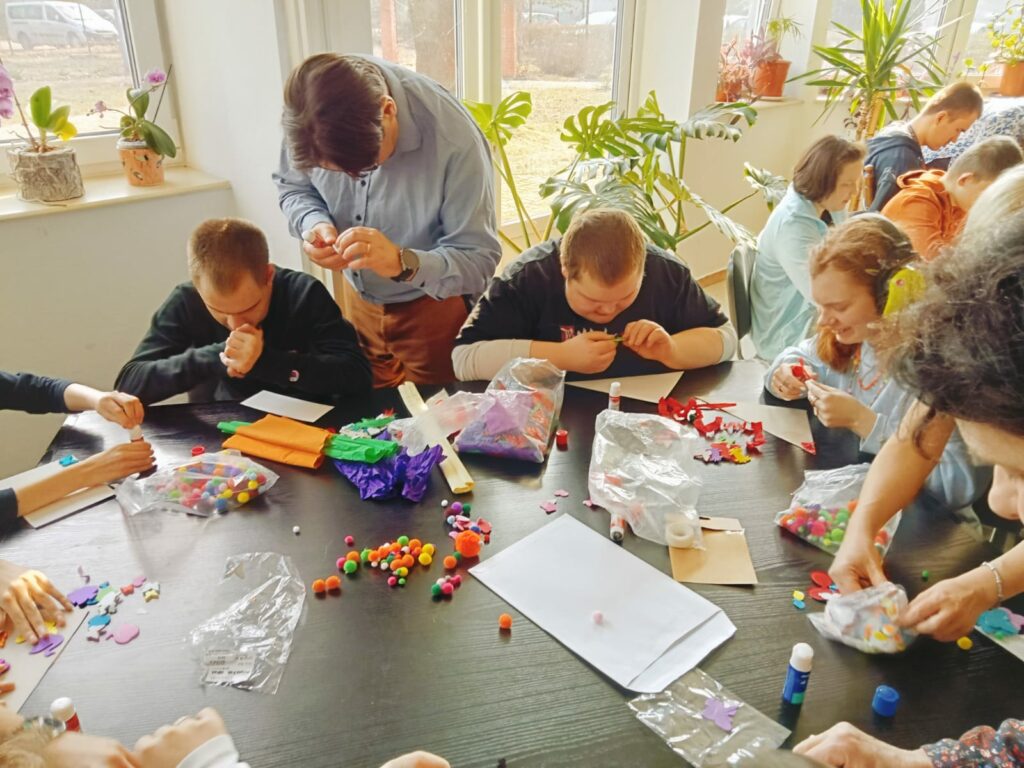 Uczniowie podczas warsztatów plastycznych