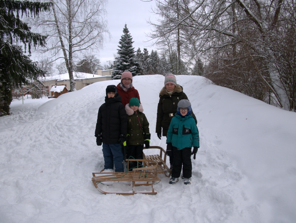 Uczniowie z nauczycielami na sankach