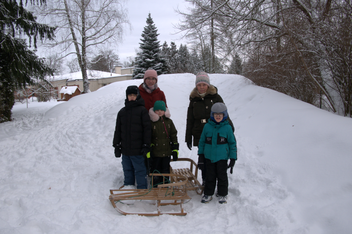 Uczniowie z nauczycielami na sankach